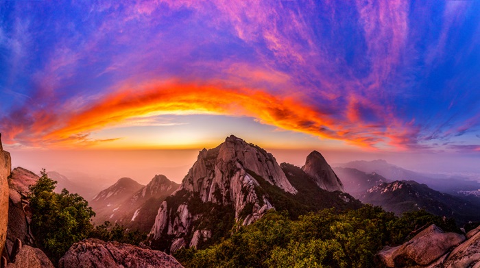 Kim Gyu-wans „Ein Sommernachtstraum“, der den malerischen Sonnenuntergang über dem Berg <i>Bukhansan</i> zeigt, gewann den Hauptpreis.