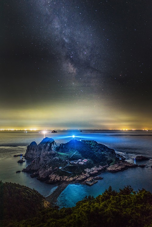 Die beste preisgekrönte Arbeit „Die Nacht auf der Insel <i>Somaemuldo</i> ist schöner als der Tag”, zeigt die Phantasie der Sterne und das funkelnde Licht des Leuchtturms im Hallyeohaesang Nationalpark.