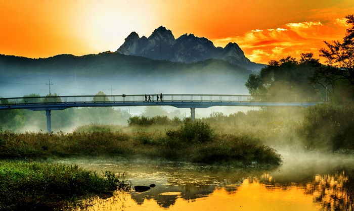 Das preisgekrönte Foto „Die Menschen am Berg <i>Bukhansan</i>“ zeigt Bergsteiger, die auf der Brücke des <i>Bukhansan</i>-Nationalparks spazieren.