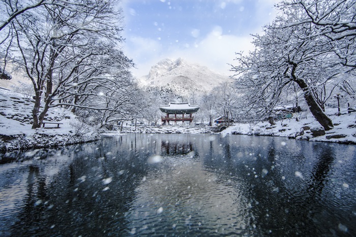 „Der Winter des <i>Ssanggye</i> Pavillon“, der den Preis für hervorragende Leistungen gewonnen hat, zeigt die verschneite Landschaft des Ssangye Pavillon im Tempel Baekyangsa vom Naejangsan Nationalpark.