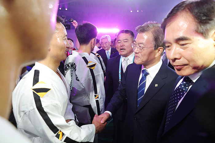 Präsident Moon Jae-in (zweiter von rechts) begrüßt am 24. Juni eine nordkoreanische ITF-Delegation in der Eröffnungszeremonie der Taekwondo Weltmeisterschaft im Landkreis Muju, Provinz Jeollabuk-do. 