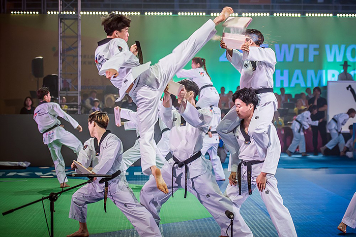 Ein Taekwondo-Demonstrationsteam aus Südkorea demonstriert am 24. Juni seine Fähigkeiten bei der Eröffnungszeremonie der Taekwondo Weltmeisterschaft im Landkreis Muju, Provinz Jeollabuk-do Provinz. 