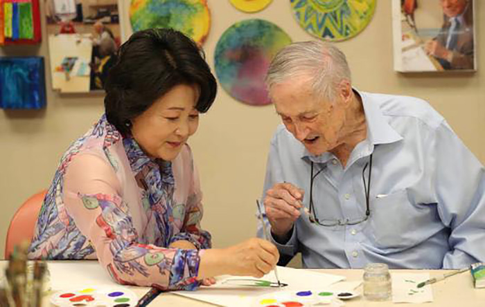  Die koreanische First Lady Kim Jung-sook (links) 
 besucht am 30. Juni das IONA Senior Services Center in Washington und nimmt an 
 der Kunsttherapie-Sitzung von Jack Celler teil. 
