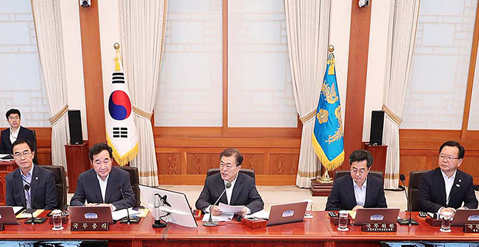 문재인 대통령(가운데)이 11일 청와대에서 국무회의를 주재하고 있다. (청와대)