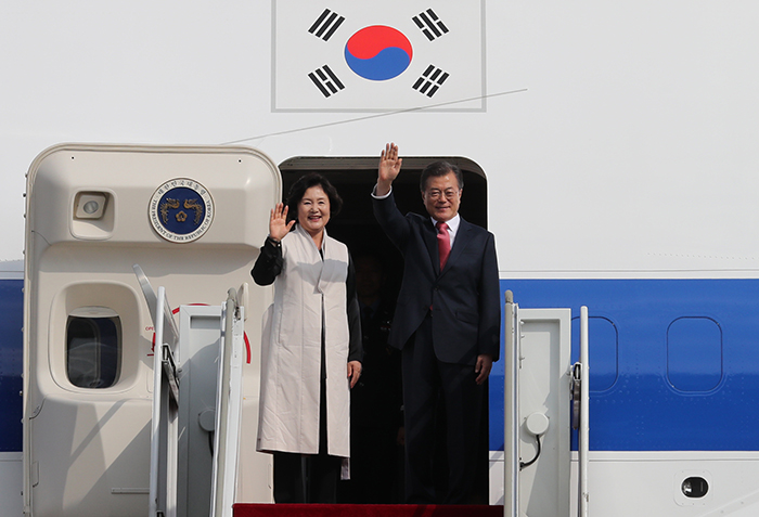 문재인 대통령과 김정숙 여사가 뉴욕에서 열리는 유엔 총회 참석차 18일 성남 서울공항에서 출국에 앞서 환송객들에게 손을 흔들고 있다. 연합뉴스