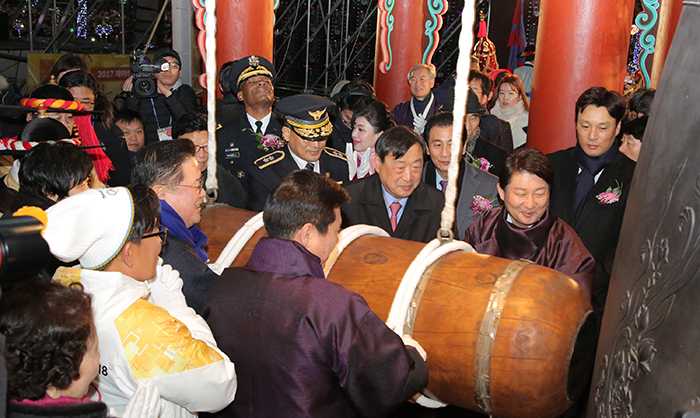 지난 12월 31일 ‘평창 동계올림픽' 성화봉송 주자, 이희범 평창 동계올림픽 조직위원장, 권영진 대구시장 등이 대구 국채보상운동기념공원에서 제야의 종 타종식을 갖고 있다. 평창동계올림픽조직위원회