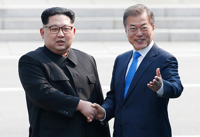 문재인 대통령과 김정은 북한 국무위원장이 27일 오전 판문점 군사분계선 앞에서 악수를 나누고 있다. 연합뉴스