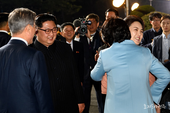 김정숙 여사가 27일 남북정상회담 환송행사를 마친 뒤 떠나는 리설주 여사와 포옹하고 있다. 효자동사진관.