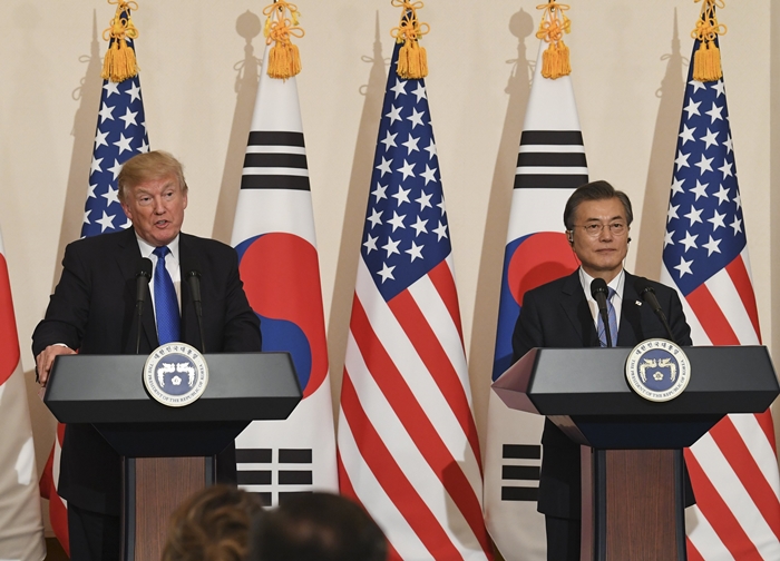 청와대는 문재인 대통령이 도널드 트럼프 미국 대통령의 초청으로 오는 22일 백악관에서 한미정상회담을 갖는다고 5일 밝혔다. 사진은 지난해 11월 청와대에서 한미정상회담 후 공동기자회견을 갖는 문 대통령(오른쪽)과 트럼프 대통령. 청와대