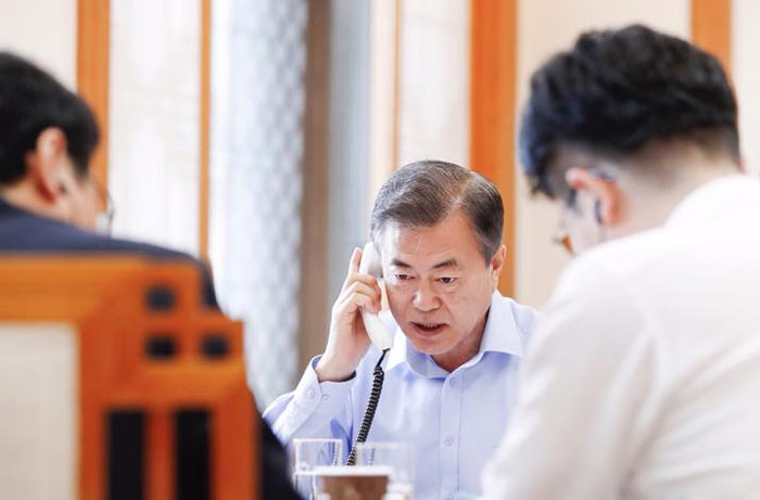 문재인 대통령이 20일 오전 청와대에서 도널드 트럼프 미국 대통령과 전화통화를 갖고 최근 북한 반응에 대해 의견을 교환하고 있다. 청와대 페이스북.