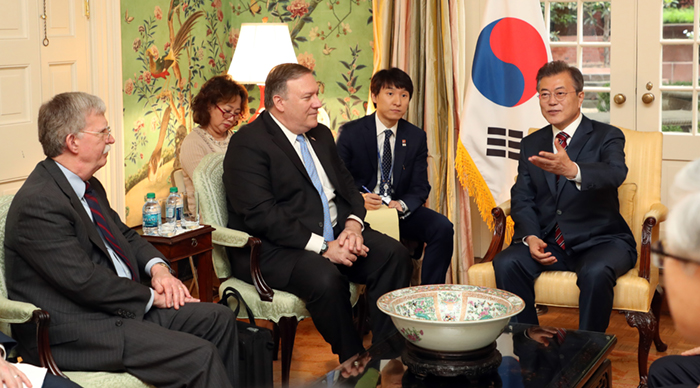 문재인 대통령(오른쪽)이 22일 워싱턴 영빈관에서 마이크 폼페이오 미국 국무장관(가운데), 존 볼턴 백악관 국가안보보좌관(왼쪽)을 졉견하고 있다. 연합뉴스