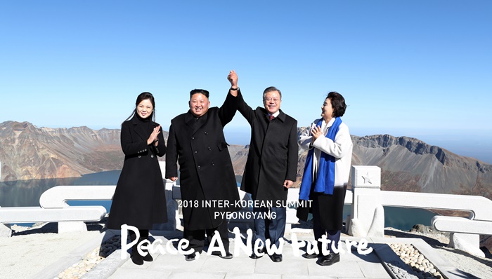 Der südkoreanische Präsident Moon Jae-in und der nordkoreanische Staahtschef Kim Jong Un heben am 20. September auf dem nordkoreanischen Berg Baekdu ihre Hände hoch. © Pyeongyang Press Corps