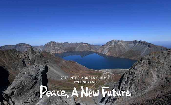 Präsident Moon, die südkoreanische First Lady Kim, Vorsitzender Kim und die nordkoreanische First Lady Ri besuchen am frühen Morgen des 20. September den nordkoreanischen Berg Baekdu. © Pyeongyang Press Corps