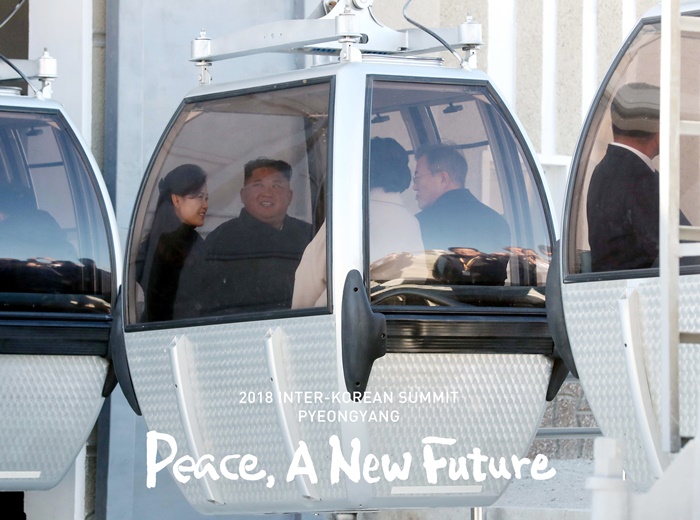 Präsident Moon, die südkoreanische First Lady Kim, Vorsitzender Kim und die nordkoreanische First Lady Ri besuchen am frühen Morgen des 20. September den nordkoreanischen Berg Baekdu. © Pyeongyang Press Corps