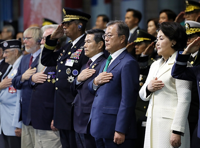 Präsident Moon Jae-in und First Lady Kim Jung-sook nehmen an der Gedenkfeier zum 70. Tag der Streitkräfte am 1. Oktober im Kriegsmuseum in Seoul teil.