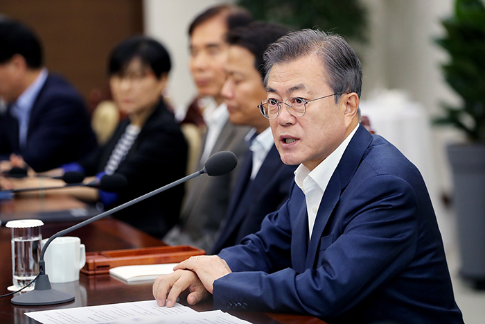 Präsident Moon Jae-in leitet eine Sitzung mit den engsten Beratern. ⓒ Cheong Wa Dae