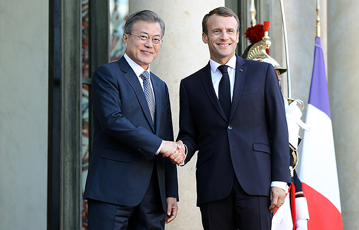 Präsident Moon Jae-in kommt am 15. Oktober (Ortszeit) mit seinem französischen Amtskollegen Emmanuel Macron zum bilateralen Gespräch im Élysée-Palast zusammen.