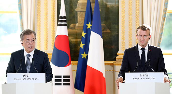 Nach dem bilateralen Gespräch geben der südkoreanische Präsident Moon Jae-in und der französische Präsident Emmanuel Macron eine gemeinsame Pressekonferenz.