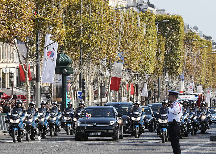 Eine offizielle Begrüßungszeremonie anlässlich des Staatsbesuchs von Südkoreas Präsident Moon Jae-in findet am 15. Oktober vor dem Triumphbogen in Paris statt.