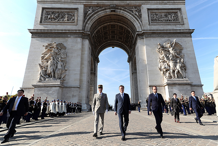Eine offizielle Begrüßungszeremonie findet am 15. Oktober vor dem Triumphbogen in Paris statt.