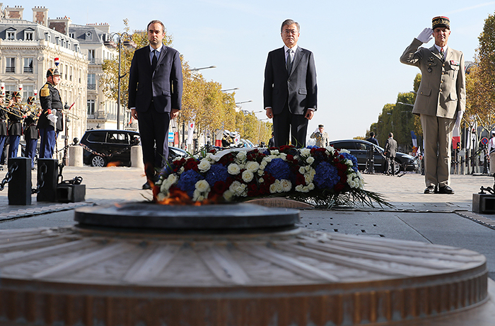 Präsident Moon Jae-in zollt am 15. Oktober seinen Tribut an einem unbekannten Soldaten in Paris.