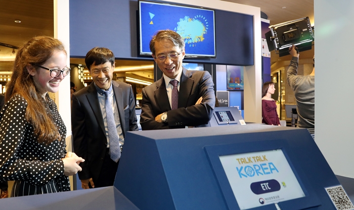 Die Gewinnerin in der Kategorie ‚Musik/Fernsehserien‘ des globalen Wettbewerbs ‚Talk Talk Korea 2018‘, Piper Bo aus den USA, stellt ihr Werk des Wettbewerbs vor.