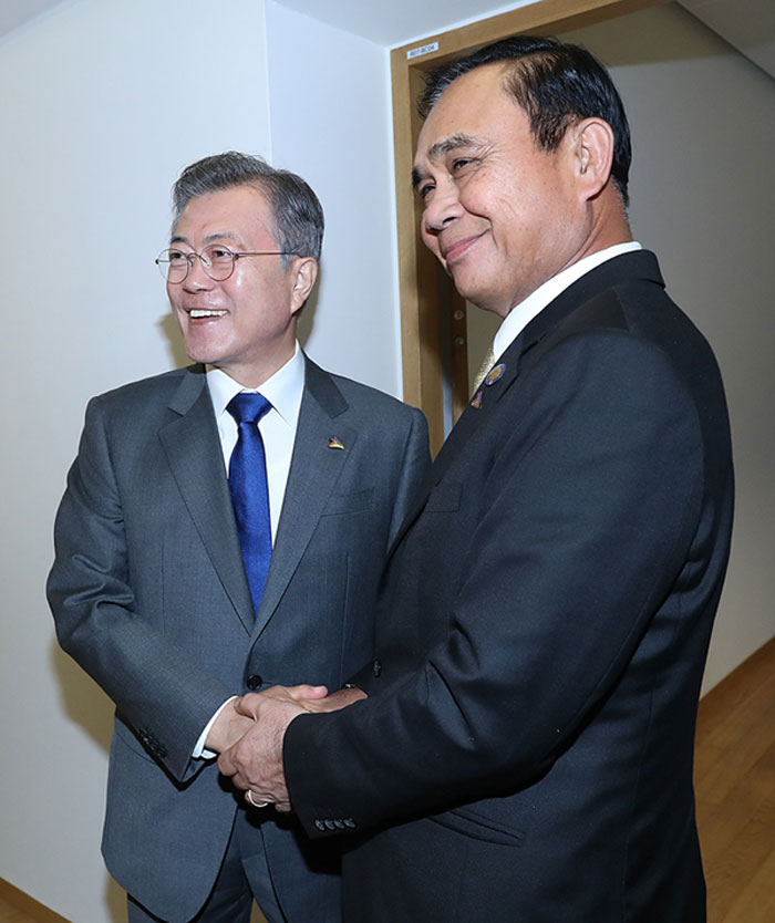 Südkoreas Präsident Moon Jae-in (links) und Thailands Regierungschef Prayut Chan-o-cha posieren am 19. Oktober für Fotos vor ihrem Gipfeltreffen am Rande des ASEM-Gipfels in Brüssel, Belgien. © Cheong Wa Dae
