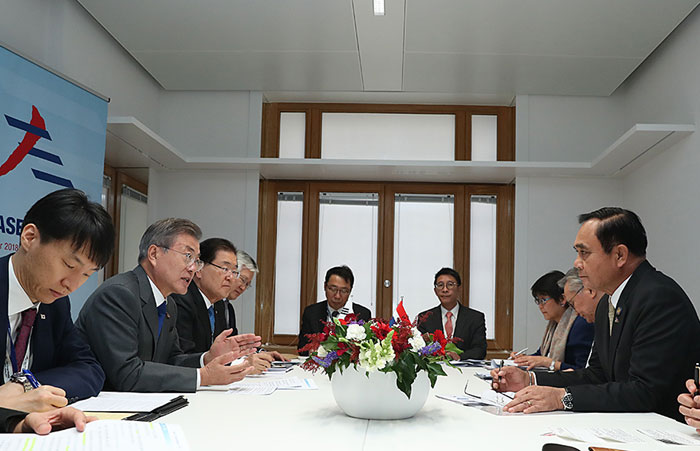 Südkoreas Präsident Moon Jae-in und Thailands Regierungschef Prayut Chan-o-cha kommen am 19. Oktober zum Gespräch zusammen. © Cheong Wa Dae