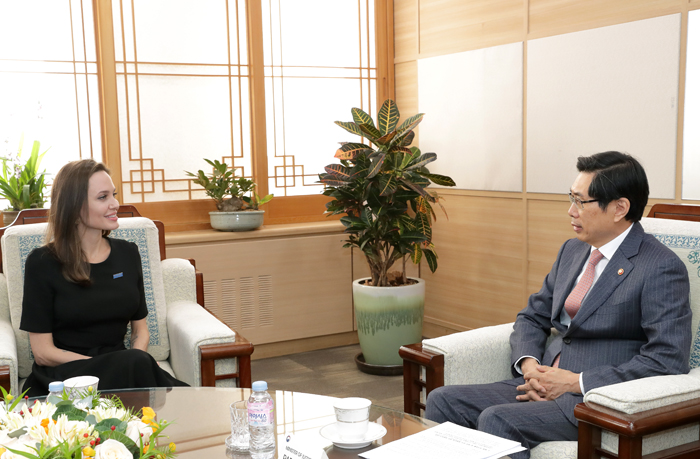 Südkoreas Justizminister Park Sang-ki empfängt am 4. November Hollywood-Schauspielerin Angelina Jolie, die als Sonderbeauftragte des UNO-Flüchtlingshilfswerks UNHCR nach Südkorea kommt.
