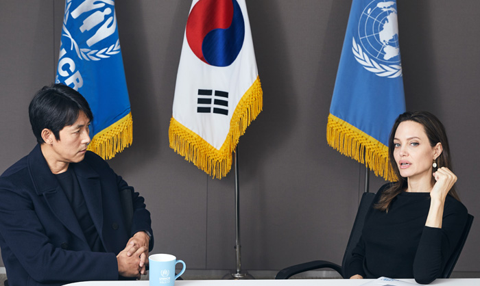 In Seoul traf die UNHCR-Sonderbeauftragte Angelina Jolie mit dem südkoreanischen Schauspieler und dem UNHCR-Botschafter Jung Woo-sung zusammen.