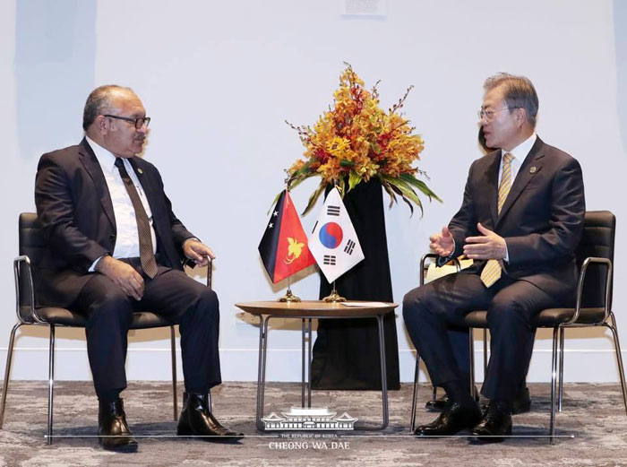 Präsident Moon Jae-in und Premierminister von Papua-Neuguinea Peter O'Neill führen am 17. November das bilaterale Gespräch in Port Moresby. © Cheong Wa Dae Facebook