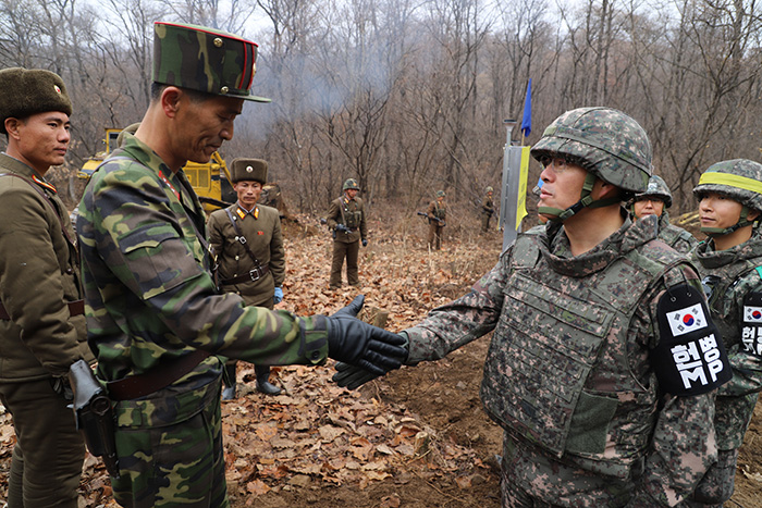 Soldaten aus Süd- und Nordkorea, die an dem Straßenverbindungsprojekt arbeiten, treffen sich im November an der Militärdemarkationslinie in Cheorwon in der Provinz Gangwon-do. ⓒ Ministerium für Verteidigung
