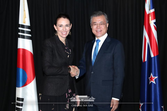 Der südkoreanische Präsident Moon Jae-in und die neuseeländische Premierministerin Jacinda Ardern schütteln sich die Hand vor seinem bilateralen Gipfel in Oakland.