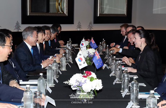 Südkoreas Präsident Moon Jae-in und Neuseelands Premierministerin Jacinda Ardern halten am 4. Dezember (Ortszeit) ein Gipfel in Oakland ab.