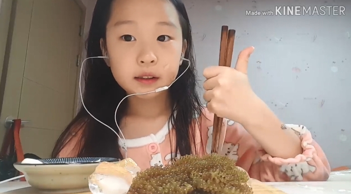 Ttiye ist eine neunjährige YouTuberin, die Autonomous Sensory Meridian Response (ASMR) erstellt. Ihr Kanal hatte mehr als fünf Millionen Aufrufe. ⓒ YouTube-Kanal von Ttiye