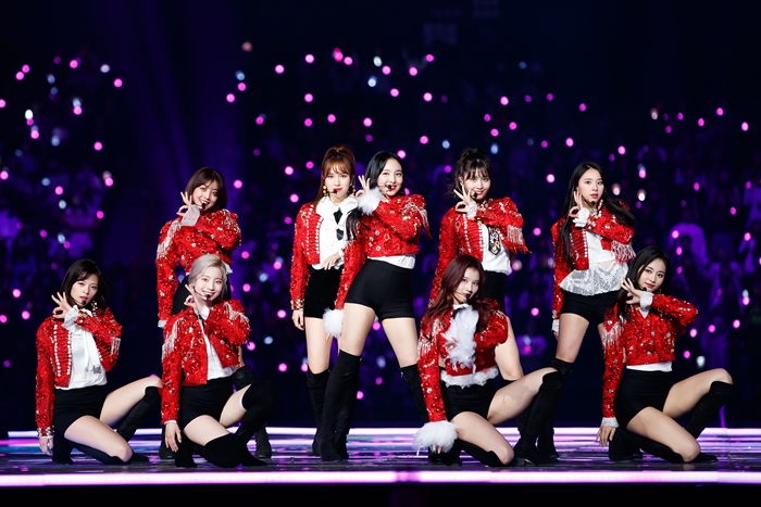 Die neunköpfige Girlband TWICE tritt am 12. Dezember auf der Bühne der 2018 Mnet Asian Music Awards (MAMA) in der japanischen Stadt Saitama in Japan auf.