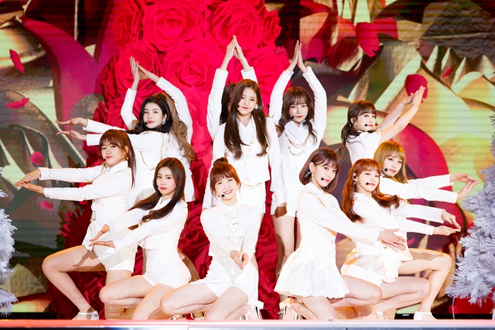 Die koreanisch-japanische Girlband IZ*ONE tritt am 17. Dezember auf der Bühne der Mnet Asian Music Awards (MAMA) am Dongdaemun Design Plaza (DDP) in Seoul auf.
