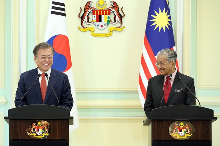 Präsident Moon Jae-in (links) und Premierminister Mahathir bin Mohamad am 13. März im Büro des Premierministers in Putrajaya bei einer Pressekonferenz