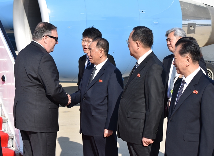 Der nordkoreanische Vizevorsitzende des Zentralkomitees der Arbeiterpartei, Kim Yong Chol, ist am 17. Januar (Ortszeit) in Washington D.C. eingetroffen. Das obige Foto ist eine Momentaufnahme von US-Außenminister Mike Pompeo und Vizevorsitzender Kim Yong Chol vom Mai 2018. ⓒ Yonhap News