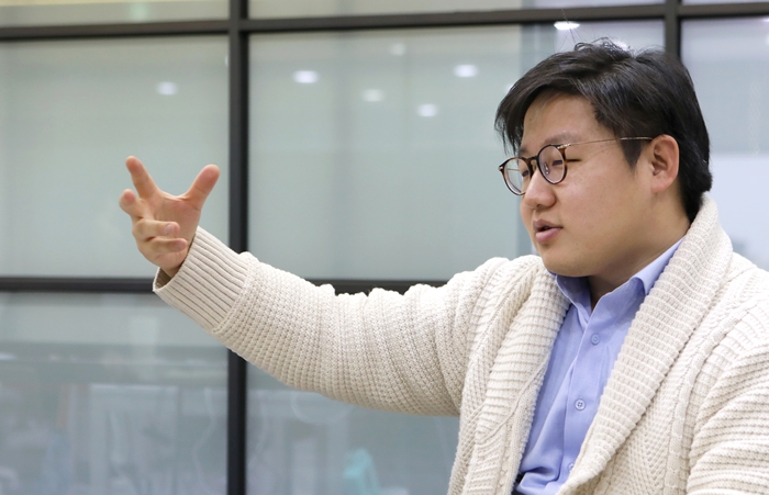 Der Chef von Lunit, Brandon B. Suh, spricht am 28. Dezember in seinem Büro im Seouler Stadtteil Yeoksam-gu über seine medizinische KI-Software, die die Diagnose und Behandlung effizienter macht. ⓒ Kim Sunjoo/Korea.net