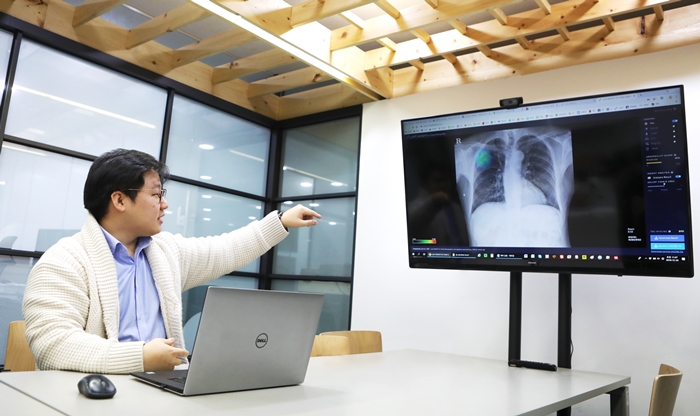 Der Chef von Lunit, Brandon B. Suh, zeigt eine Diagnose des „Lunit INSIGHT für die Radiografie des Brustkorbs“. Eine Abnormalität wird durch eine andere Farbe angezeigt. ⓒ Kim Sunjoo/Korea.net