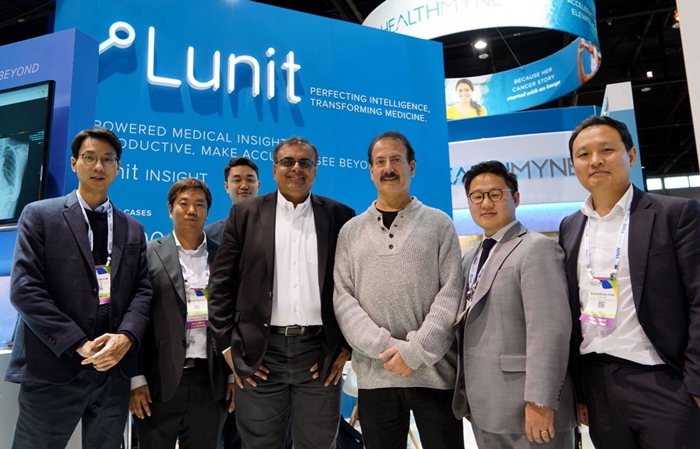 Brandon B. Suh (zweiter von rechts) nimmt an der Jahrestagung der Radiological Society of North America (RSNA) im November 2018 teil. ⓒ Lunit