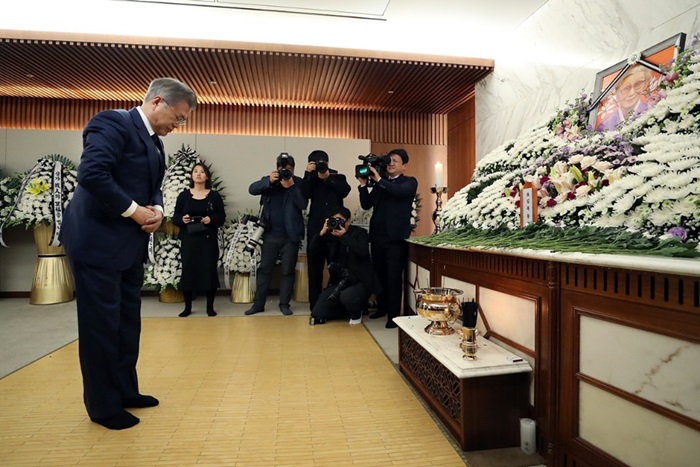 Der südkoreanische Präsident Moon Jae-in nimmt am 29. Januar an einer Beerdigung teil, die in der Trauerhalle des Krankenhauses Yonsei Severance stattfand. ⓒ Cheong Wa Dae