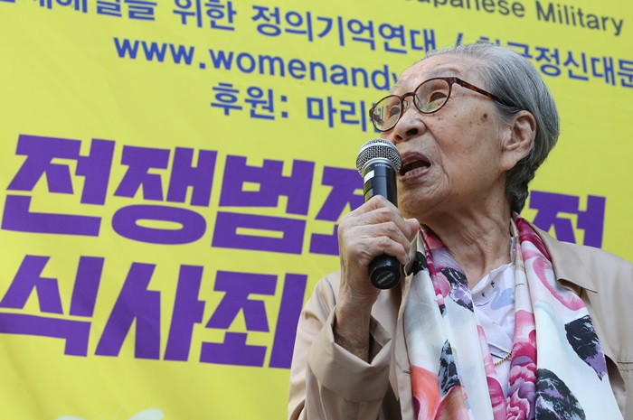 Kim Bok-dong, ein südkoreanisches Opfer der sexuellen Sklaverei der japanischen Armee, nimmt an der Mittwochsdemonstration von ehemaligen „Trostfrauen“ vor der japanischen Botschaft teil, um die Wahrheit öffentlich zu machen und nach Entschuldigung und Entschädigung der japanischen Regierung zu rufen. ⓒ Yonhap News