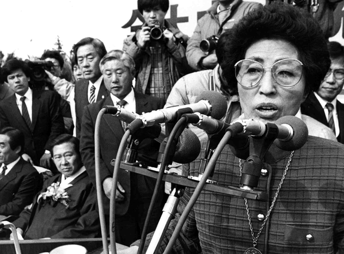 Die ehemalige First Lady Lee Hee-ho spricht im Dezember 1987 bei einer Wahlkundgebung für ihren Ehemann Kim Dae-jung auf der Insel Jeju-do. ⓒ Yonhap News