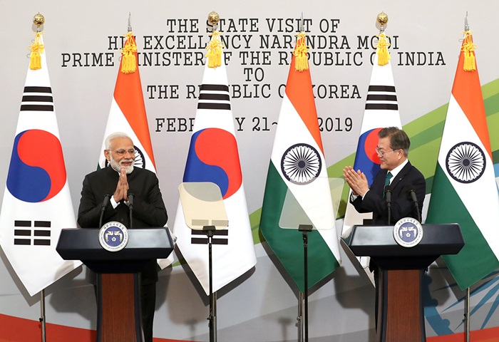 Der südkoreanische Präsident Moon Jae-in (rechts) und der indische Premierminister Narendra Modi, der sich vom 21. bis 22. Februar 2019 auf Staatsbesuch in Korea befindet, geben am 22. Februar im Cheong Wa Dae eine gemeinsame Pressekonferenz.