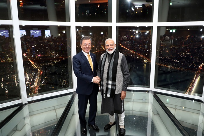 Südkoreas Präsident Moon Jae-in und Indiens Premierminister Narendra Modi besuchen am 21. Februar Lotte World Tower in Seoul, um die wunderschöne Ansicht bei Seouls Nacht zu genießen, bevor sie am Bankett teilnehmen.