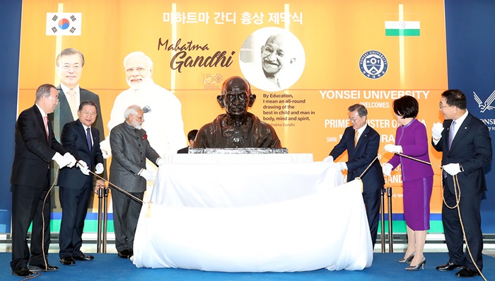 Südkoreas Präsident Moon Jae-in und Indiens Premierminister Narendra Modi nehmen am 21. Februar 2019 an der Enthüllungszeremonie der Gandhi-Büste an der Universität Yonsei in Seoul teil. Mahatma Gandhi ist ein indischer Freiheitskämpfer.
