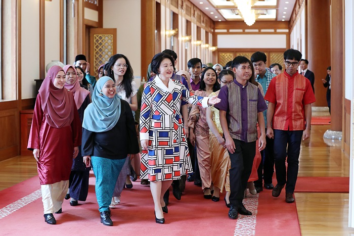 Die südkoreanische First Lady Kim Jung-sook lädt am 6. März eine Gruppe von 29 ASEAN-Studenten zum Cheong Wa Dae ein.