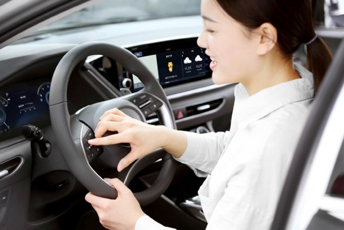 Ein Modell testet die neue Hyundai Sonata mit einer von Kakao entwickelten KI-Plattform. ⓒ Hyundai Motors